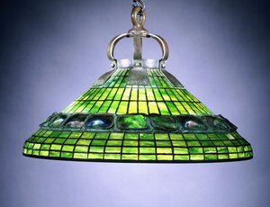 En turtleback-flise af blyholdigt glas og lysekrone i bronze af School American