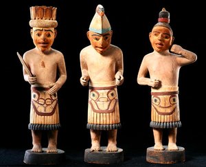 Tre shamanfigurer (malet terracotta) af School American