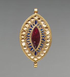 Mandelformet vedhæng, 400-600 (guld, lapis lazuli, granat og glas)