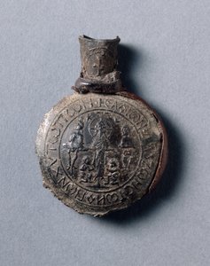 Pilgrims ampulla med scener fra korsfæstelsen (foran) og himmelfarten (bagpå), ca. 600 (tin-bly-legering med læderfragmenter)