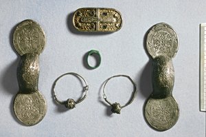 Smykker fra Camon, Amiens, Somme, karolingisk, 7.-10. århundrede (sølv, forgyldt bronze)