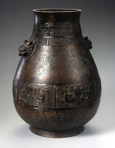 En Hu-vase med støbt dekoration (bronze) (se også 272172 og 272173) af School Chinese