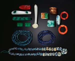 Et udvalg af kinesiske smykker, herunder en sjælden lang streng af tidlige glasperler, Warring States Period; Fem tråde tidlige glasperler fra Han-dynastiet; En gruppe glaspynt, alle Qing-dynastiet og en gruppe glasringe fra Qing-dynastiet af School Chinese