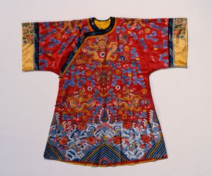 En semi-formel kappe af rød satin broderet i silke og forgyldt tråd med drager midt i rullende skyer over en turbulent havbølgekant (satin, silke) af School Chinese