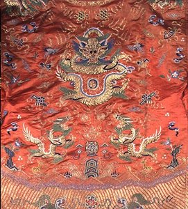 Kinesisk dragekåbe (broderet terracotta silke) af School Chinese