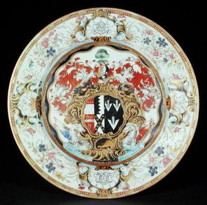 Middagstallerken malet i famille rose emaljer i rokoko stil med armene fra Leake Okeover Esq., Kangxi periode (1662-1722) (porcelæn) af School Chinese