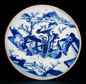 Fad malet i glasurblåt med damerfigurer, overgangsperiode, c.1640 (porcelæn) af School Chinese