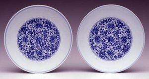 Et par underkopper med stiliserede lotusblomster, Yongzheng-mærke og periode 1723-35 (porcelæn med blå underglasur) af School Chinese