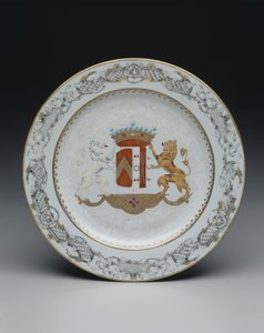 Tallerken med våbenskjold, ca. 1740 (porcelæn med farvet & grisaille emalje) af School Chinese