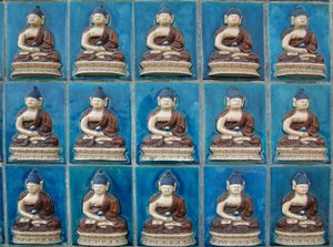 Lille Buddha-mur på øen Hortensia ("Qionghua") ved Beihai Park eller North Sea Park i Pekin. Fotografi, Leonard de Selva, Kina, 2006. af School Chinese