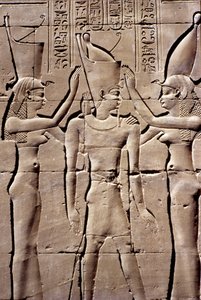 Det gamle Egypten, Vægmaleri/udskæring, En konge modtager dobbeltkronen fra Isis og Nephthys, Horus-templet, Edfu (foto) af School Egyptian