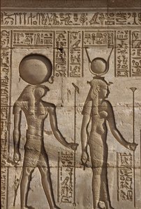 Det gamle Egypten, Vægmaleri/udskæring, Horus og Isis modtager en offergave fra faraoen, Hathor-templet, Dendera (foto) af School Egyptian