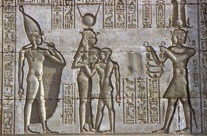 Det gamle Egypten, Vægmaleri/skulptur, Isis ammer den unge farao i nærvær af det guddommelige spædbarn Ihy, mens faraoen bringer en offergave, Hathor-templet, Dendera (foto) af School Egyptian