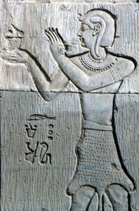 Det gamle Egypten, Vægmaleri/skæring, Præst iført leopardskind, tilbyder røgelse, Sebek og Horus-templet Kom Ombo (foto) af School Egyptian