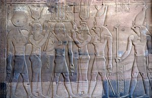 Det gamle Egypten, Vægmaleri/ristning, Ptolemæus XIII bliver præsenteret for Horus, Sebek og Horus-templet, Kom Ombo (foto) af School Egyptian
