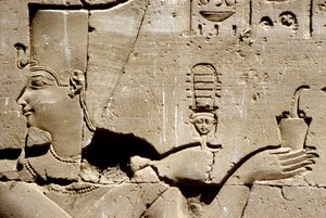 Det gamle Egypten, Vægmaleri/udskæring, Farao Ptolemaios ryster en systrum og tilbyder røgelse, Horus-templet, Edfu (foto) af School Egyptian