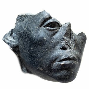 Gammel egyptisk kunst: Leder af kong Sesostris III. Statue fragment. Skulptur af sort granit, ca. 1900 f.Kr. (12. dynasti, ca. 1963-1786). Paris, Musée du Louvre af School Egyptian