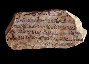 Det gamle Egyptens kunst: ostrakon (eller ostracon) (flertal: ostraca eller ostraka) hieratisk (keramikskår, hvorpå der er skrevet hellige ting). Ægyptens nye imperium. Paris, Musée du Louvre
