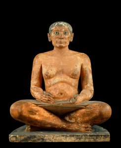 Egyptisk antikvitet: "" Skriveren sidder på hug"" Statue i kalksten, albaster og bjergkrystal. Kommer fra sakkarah (Saqqara) (omkring 2620 - 2350 f.Kr.). 4. eller 5. dynasti) Søn. 0.537 m, Musée du Louvre, Paris - Ægyptisk oldtid: "" Crouching Scribe Statu af School Egyptian