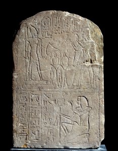 Egyptisk antikvitet: kalkstensstele i navnet på kong Anyas skiltdør. I bøjlen tilbyder farao Ramses II røgelse til sin egen kolossale guddommelige statue. Regne af Ramses II (1279-1213 f.Kr.). Fra Saqqara serapeum. Søn 0,44x0,3 m Paris, musee du Louvre af School Egyptian