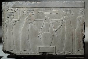 Egyptisk antikvitet: lavt kalkstensrelief, der repræsenterer kvinder, der presser liljeblomster for at udvinde essensen kaldet "lirinon-ekstraktion" omkring 500-400 f.Kr. (Saite-æraen?). Lav epoke. Søn 0,29x0,37 m Paris, museum du Louvre af School Egyptian