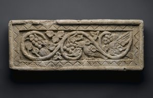 Relief af en planterulle, der omslutter fugle og druer, fra Behnesa, 5.-6. århundrede (kalksten) af School Egyptian