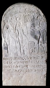 Stele af kalksten, der repræsenterer en scene af offergaver dækket med hieroglyffer. Regne d