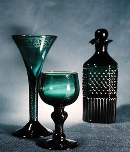 L til R: Dekoreret vinglas, rundt glas og karafler, slutningen af 1700-begyndelsen af 1800-tallet (grønt glas) af School English