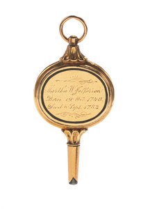 Memento mori indgraveret urnøgle, med hårlok af Martha Wayles Jefferson, fransk eller engelsk, slutningen af det 18. - begyndelsen af det 19. århundrede (guld) (se også 711002)