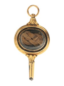 Memento mori indgraveret urnøgle, med hårlok af Martha Wayles Jefferson, fransk eller engelsk, slutningen af det 18. - begyndelsen af det 19. århundrede (guld) (se også 711001)