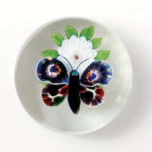 Baccarat sommerfugl og blomstervægt, insektet med dyb lilla krop, lyseblå-grå øjne og antenner (glas) af School French