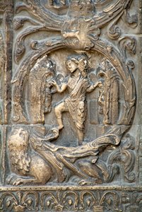 Gotisk kunst: Piedroit af den højre portal på den vestlige facade af basilikaen Saint Denis, der repræsenterer markernes arbejde: januar. Saint-Denis, Frankrig af School French