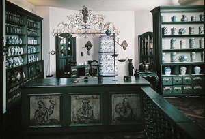 Rekonstruktion af et apotek med 1700-tals møbler og genstande fra det 12.-18. århundrede (foto) af School German