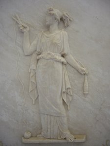 Basrelief af Atropos, der skærer livets tråd (marmor)