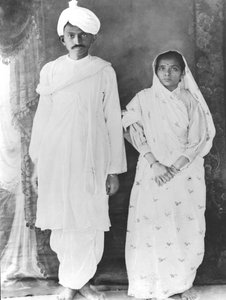 Kasturba (1869-1944) og Mahatma Gandhi (1869-1948) (s/h foto) af School Indian