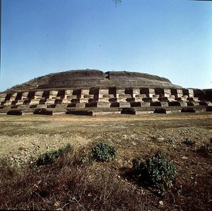 Udsigt til Nandangarh Stupa, som menes at indeholde Buddhas aske (foto) af School Indian