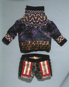 Damejakke og shorts, fra Grønland (tekstil) af School Inuit