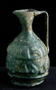 Lille glasamfora med inskriptioner. 9.-10. århundrede Fra Irak. Svag. 8,9 cm Paris, Musée du Louvre