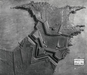 Et reliefkort over den venetianske fæstning ved Spinalonga, Kreta i 1619 (s/h-foto) af School Italian