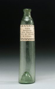 Flaske som indeholdt anti-hysteri vand, fra Hans Kongelige Højheds Støberi, Officina Profumo, Farmaceutica di Santa Maria Novella, Firenze, ca. 1850-1920 (glas) af School Italian