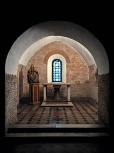 Udsigt over det første kapel i kirken Saints Vincent og Anastasius, 625-1221 Abbey of Tre Fontane (Abbey of Tre-Fontane eller Abbey of the Three Fountains) nær Rom Italien (Udsigt over det første kapel i kirken Sts Vincent og Anastasius , 625-1221 Tre Fo af School Italian