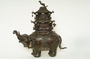 Figur af en elefant iført en howdah-klud, udførlig slynge og en pagode, der bygger (bronze) af Japanese School
