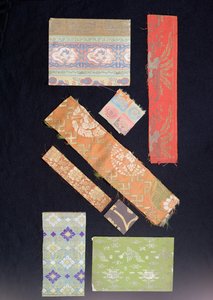 Fragmenter af stof brugt til obi-sashes, kimonoer, ingen kostumer og Kesa-kostumer til præster af Japanese School