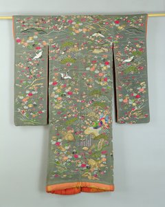 Grå kjortel dekoreret med blomster og fugle, japansk af Japanese School