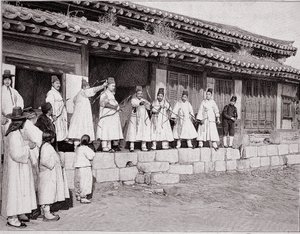 Bueskytter i det gamle palads i Seoul, Korea, slutningen af det 19. århundrede af School Korean