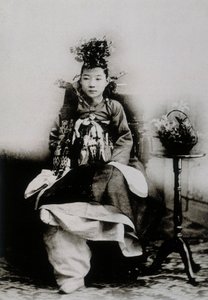Koreansk kvinde i traditionel brudekjole