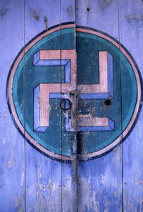 Symbol for buddhisme på en af portene til templet "Tongdosa"" i Pusan-regionen i Korea.