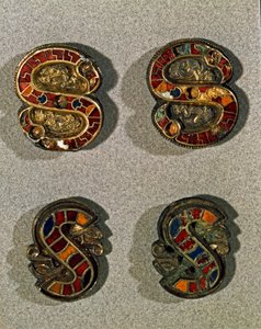 Middelalderens arkæologi (middelalderen). Barbarisk kunst fra Lombardiet: Bæltefibule (spænde) i form af bogstavet S. Genstand i guld og polykrom emalje. Lombard kunst, 6. - 7. århundrede. Italien, Cividale del Friuli, Arkæologisk Museum af School Lombard