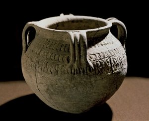 Middelalderens arkæologi (middelalderen). Barbarian Art of Gallien: Vase i indskåret keramik. Frankrig, Merovingertid, 8. århundrede. Strasbourg, Musee d