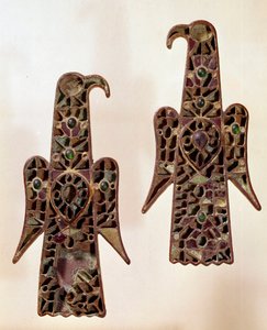 Merovingerkunst: Par fibuler (surete pin) aqualiformes (ørne). Emalje cloisonné, 6. århundrede, merovingerdynasti (481-751). fra Castelsagrat. Musee Cluny, Paris.